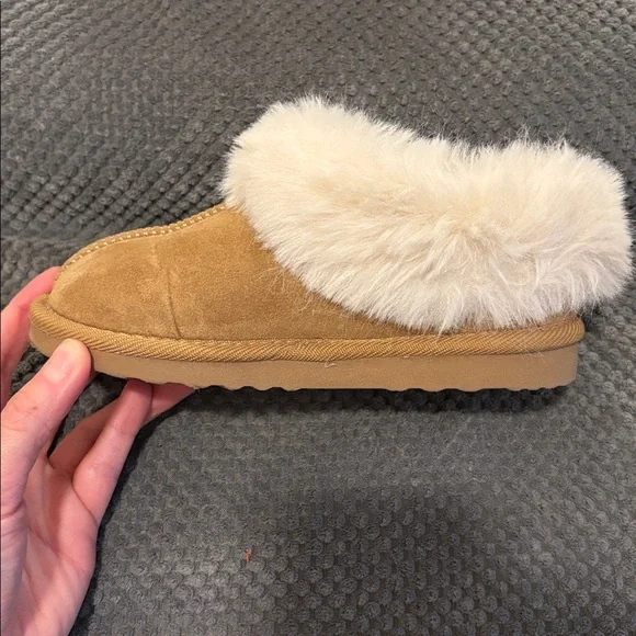 Girls Cat & Jack Fur-Lined Slippers - Picture 8 of 16